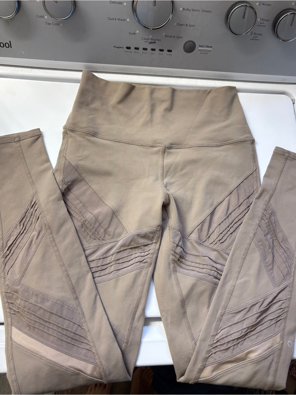 ALO Yoga Sandy -Taupe Detailed Leggings